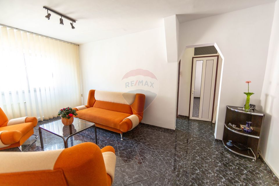 Apartament spațios de vânzare cu 4 camere, 2 băi și beci, Răcădău