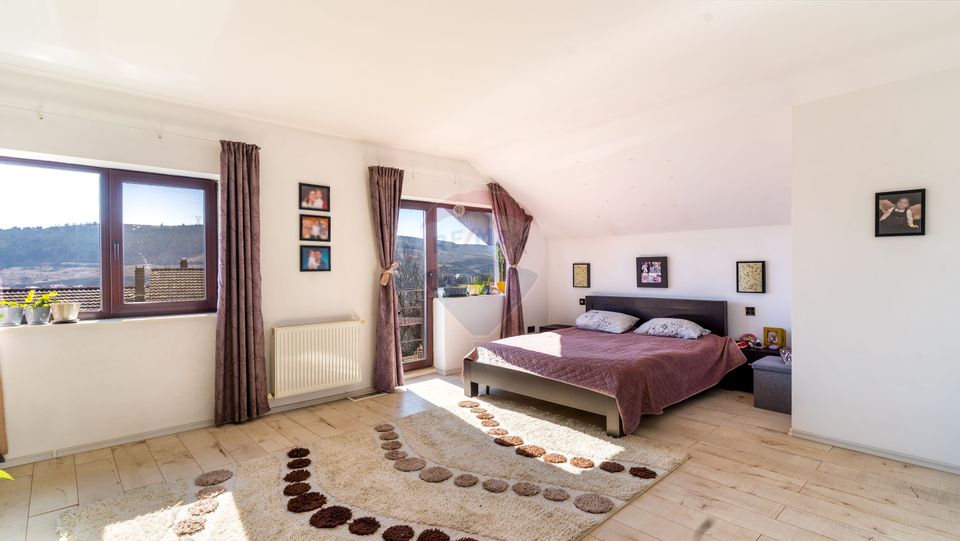 Casa de vanzare, 5 camere, zona Baciu