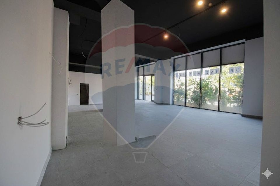 Commercial space for rent 86sqm with Militari showcase