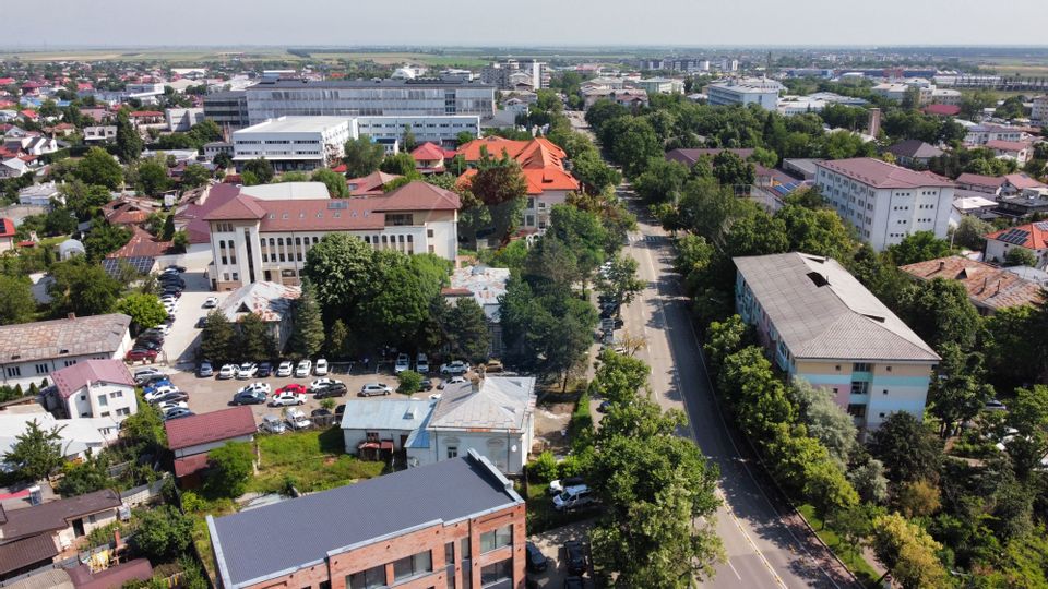 Monument Istoric Teatru langa Liceul Cuza