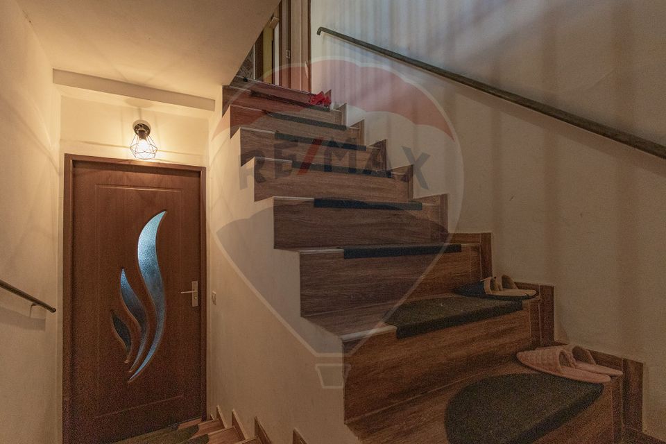 Casă / Vilă cu 6 camere de vânzare în zona Sagului