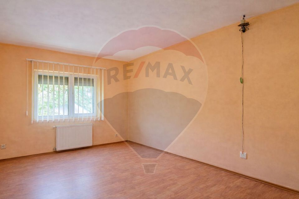 Vila rezidential/  gradina de vis/sera/ panouri/ Sanpetru!