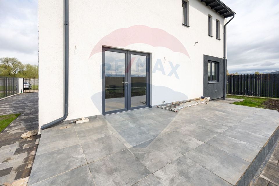 Vila moderna cu 4 camere,  P+E - teren 501 mp