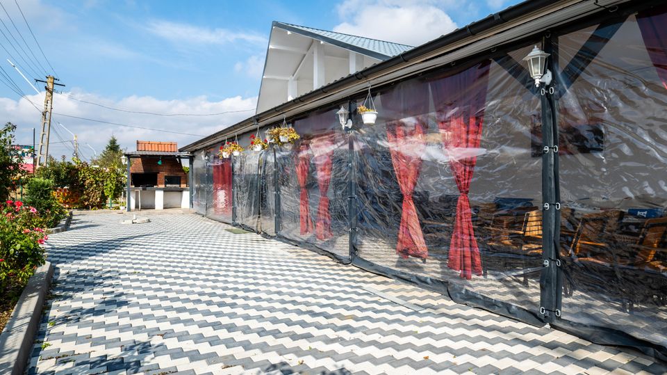 Vanzare  casa cu restaurant, terasa si teren intravilan liber - Titu