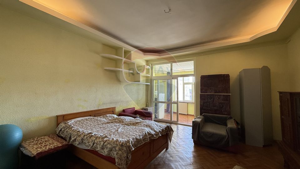 Duplex cu 9 camere de vânzare în zona Peninsula. D+P+E