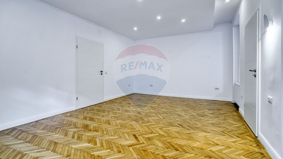 REZERVAT! Apartament generos, 6 camere, 3 băi, str Castelului