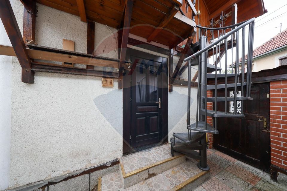 Casă cu 3 camere de vânzare în zona Schei