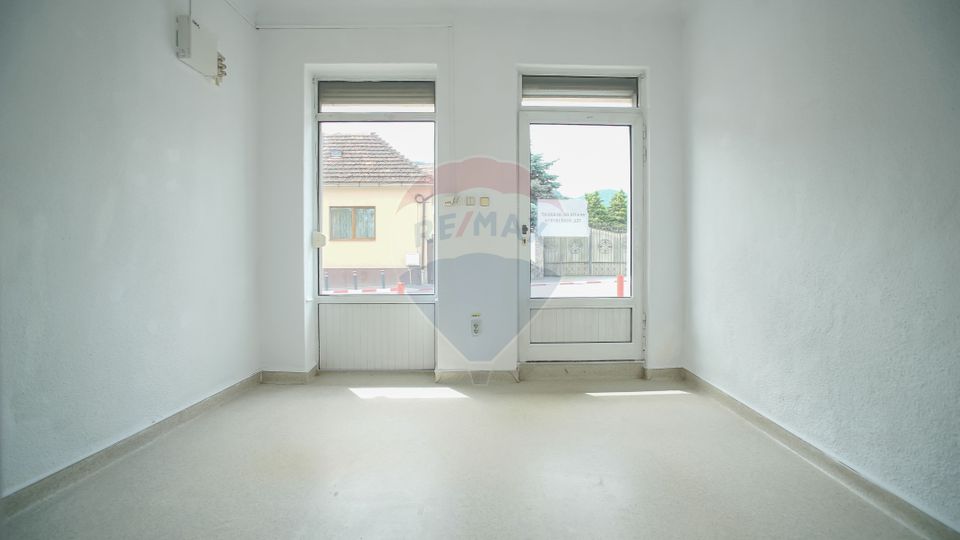 REZERVAT!Spațiu comercial sau de birouri, plus teren, Centru Săcele