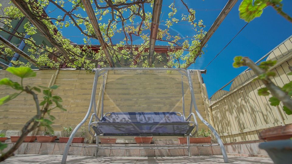 Casa renovată, cu garaj si teren de 679 mp, Scheii Brașovului