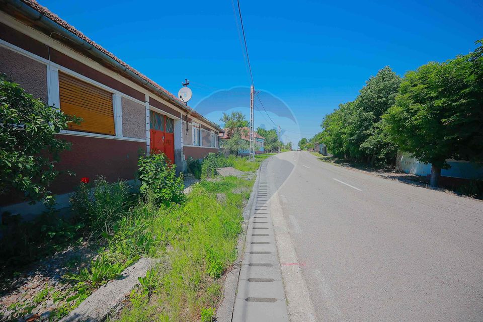 Casă  cu 3 camere și teren 4,342 mp de vânzare în Valea Mare de Codru