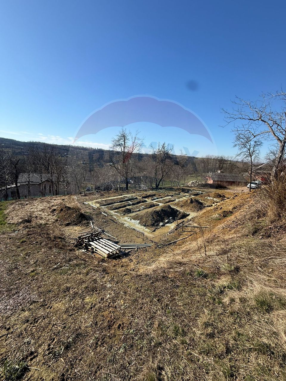 Carbunari Vanzare teren cu fundatie, proiect de casa si racorduri