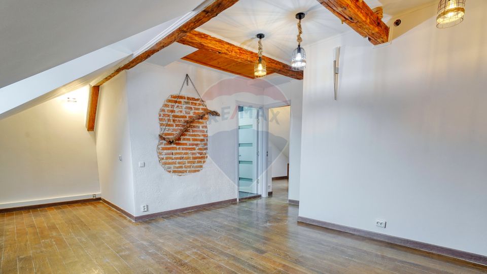 REZERVAT! Apartament generos, 6 camere, 3 băi, str Castelului