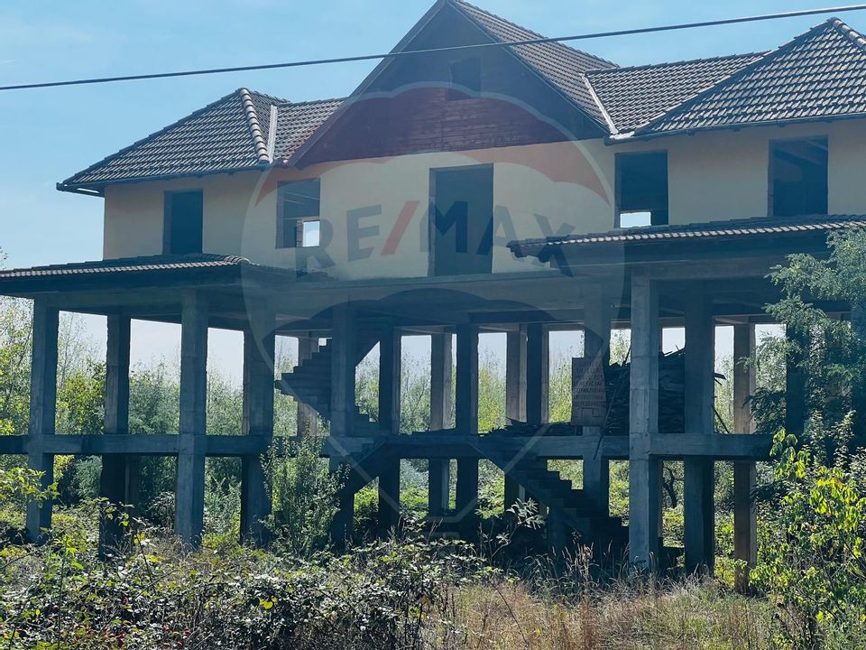 Casă / Vilă in constructie teren 3240 mp