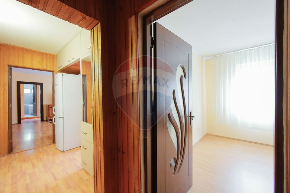 Apartament cu 3 camere de vânzare în zona Nufarul