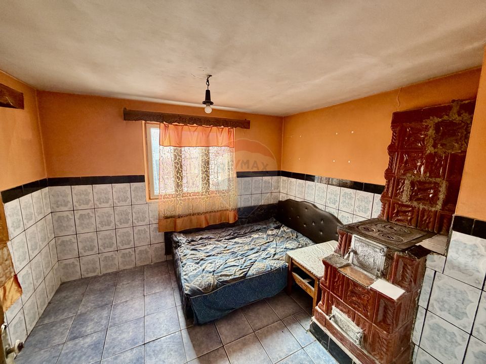 Casă cu 4 camere si teren 7727 mp Blidari