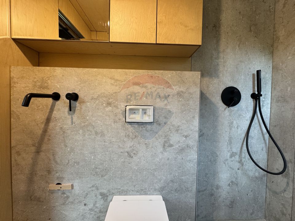 Doua case la munte, cu vedere superba, localizate in Poiana Marului