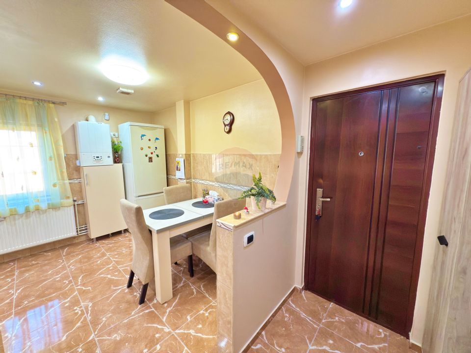 Apartament cu 3 camere de vânzare în zona Micalaca