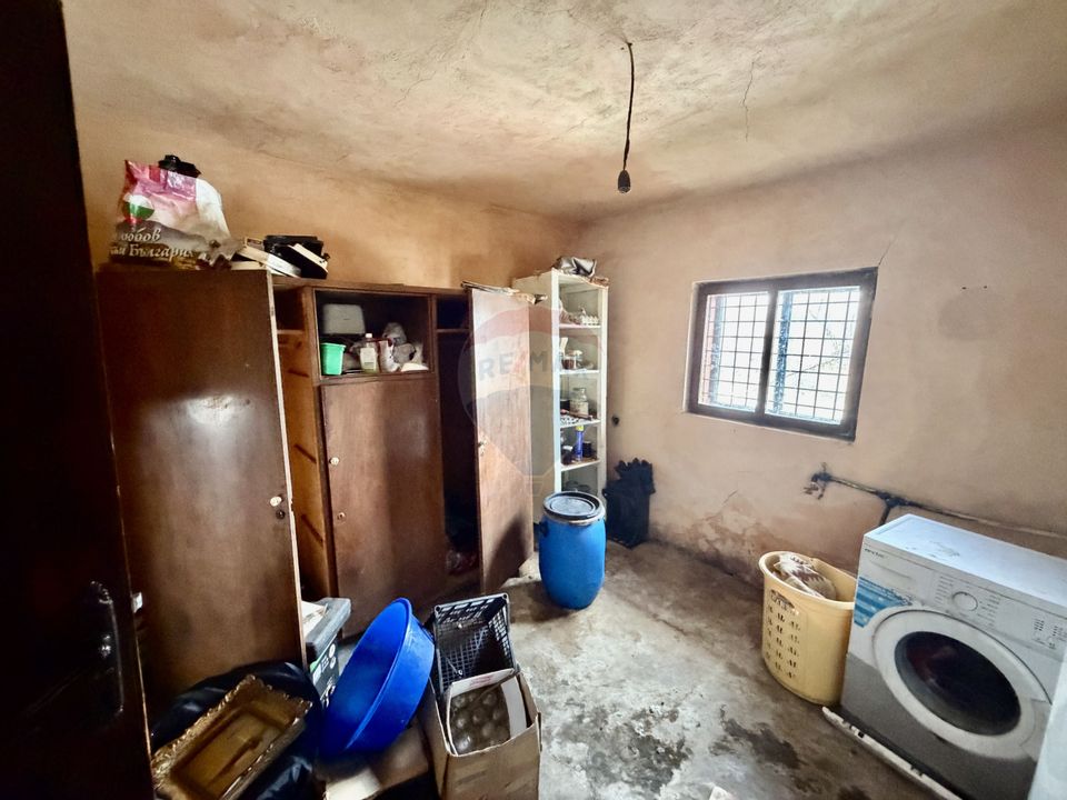 Casă cu 4 camere si teren 7727 mp Blidari