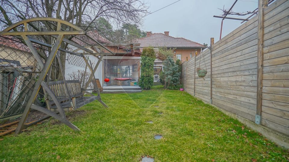 REZERVATA ! Caminul ideal, casa si curte frumos amenajata, Brasov