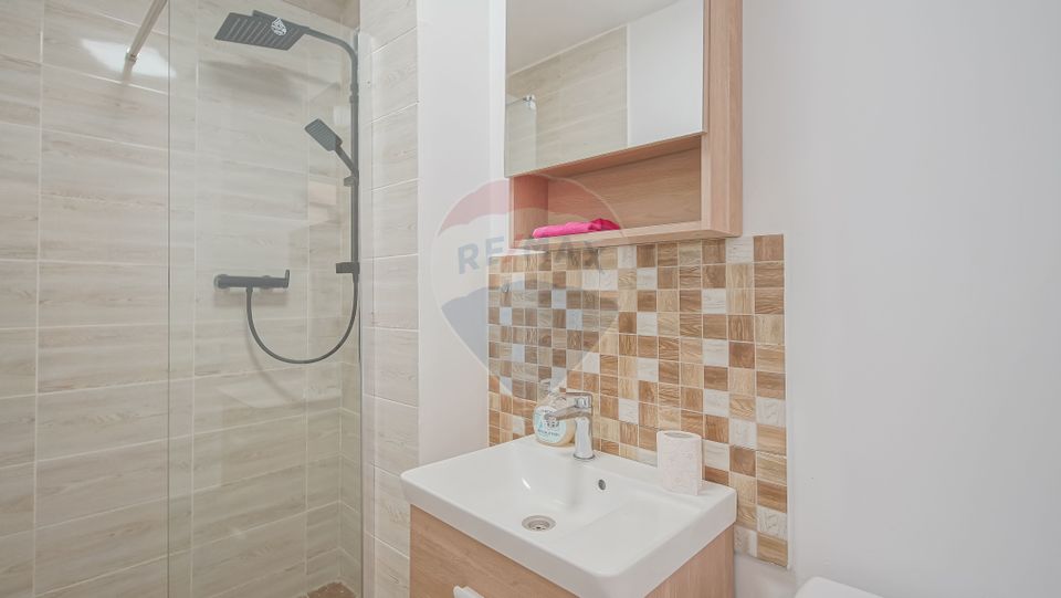 Casă falnică, curte individuală, langă Piața Unirii, în inima Scheilor