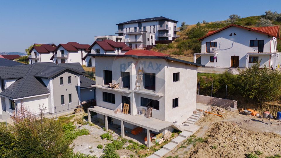 VIlă la Cheie de vânzare, 5 camere,  în Iași zona Mănăstirea Bucium