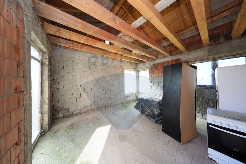 Duplex  la roșu cu 2 apartamente - 6 camere, terase generoase și curte