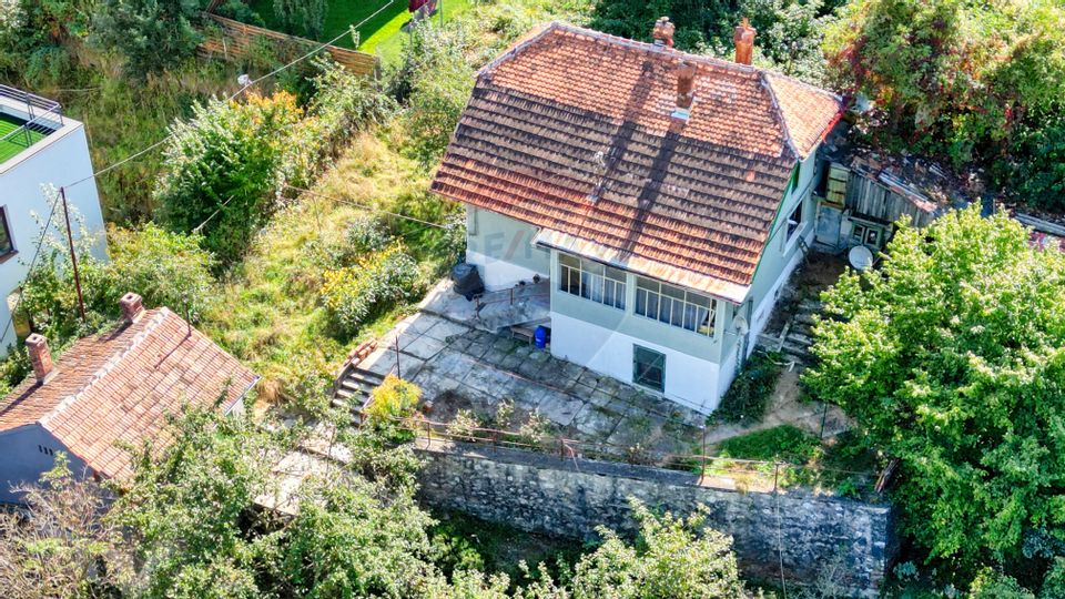 Property with impressive land of 1700sqm in Scheii Brașovului