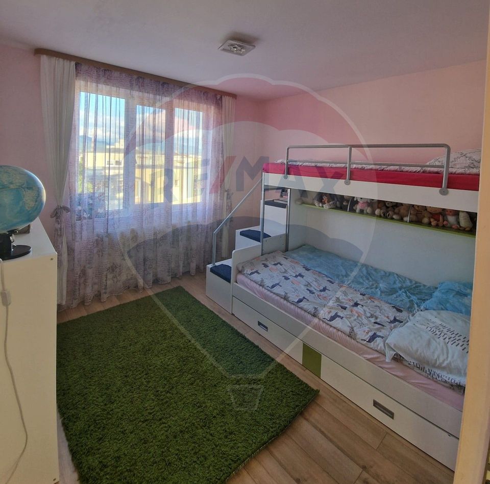 Apartament cu 4 camere de vânzare în zona Ultracentral