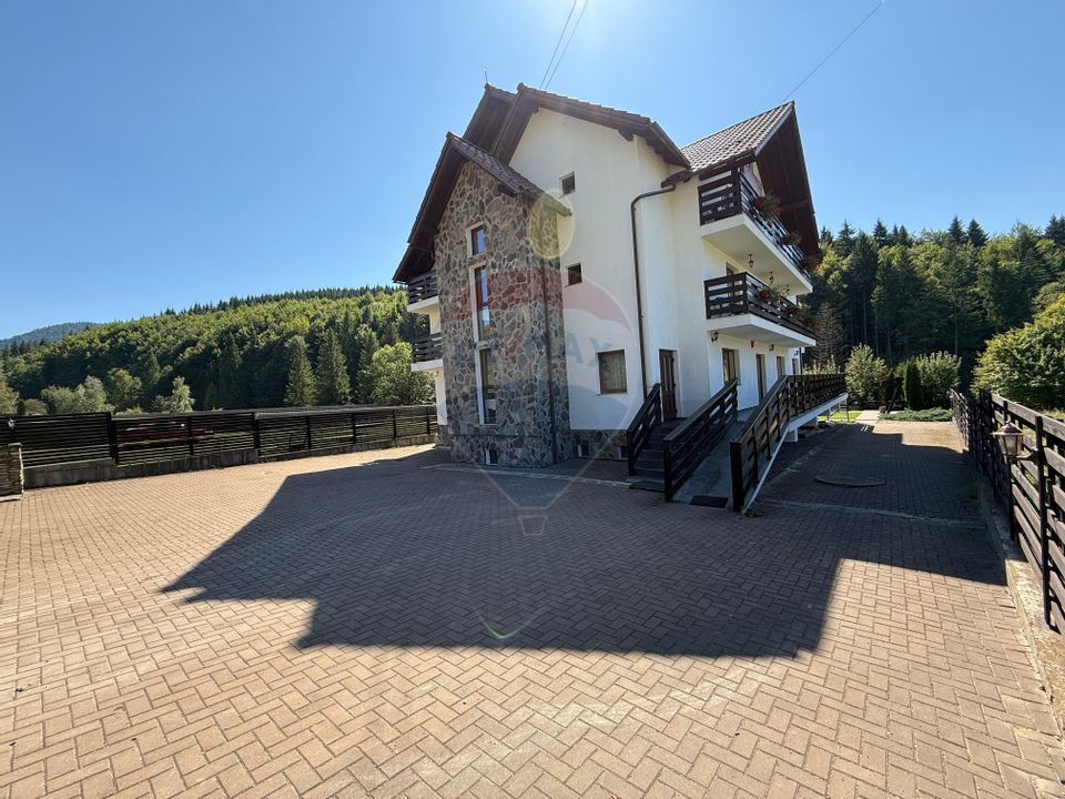 Pensiune cu 14 camere de vânzare Bucovina lângă pârtia Pojorata Malini