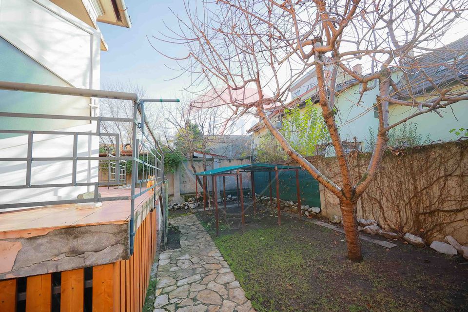 Casă Evreiască de Vânzare, Singur în Curte în zona Ultracentral