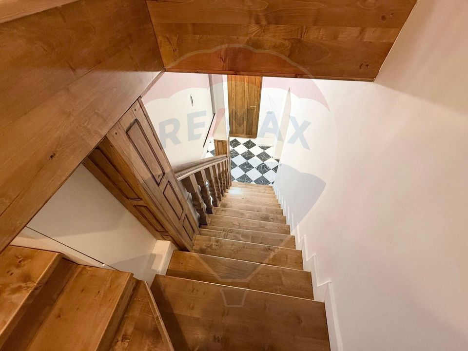 Apartament 4 camere, pe 2 niveluri si curte comuna în Centru