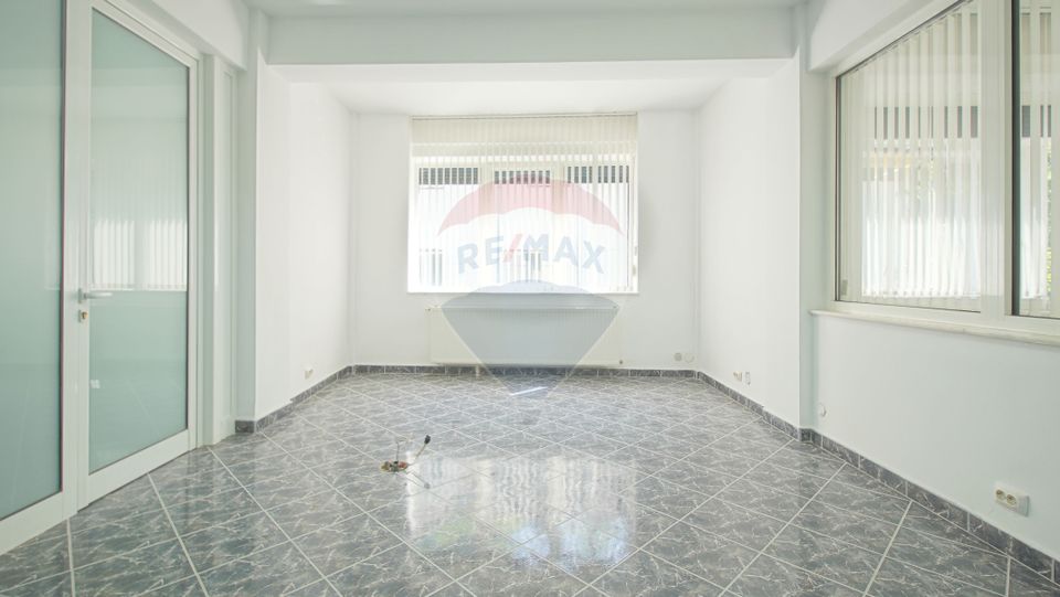 530sq.m Commercial Space for rent, Ultracentral area