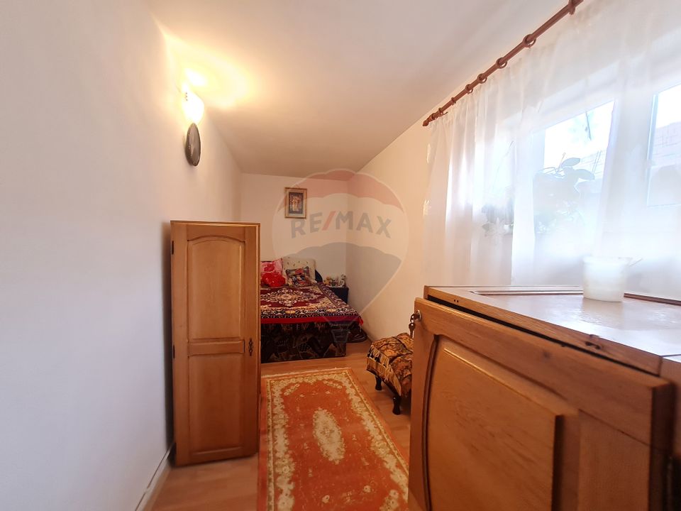 Casă cu 5 camere de vanzare la strada Principala