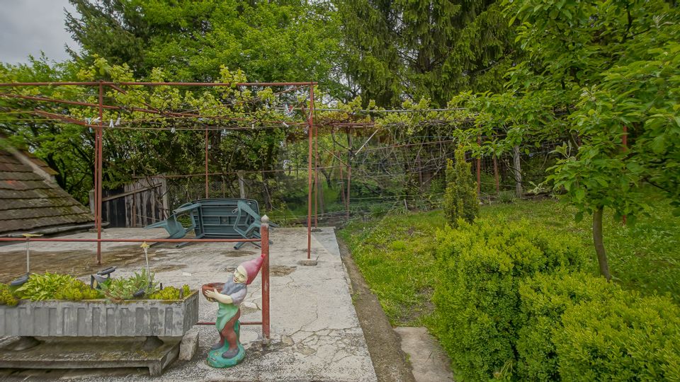 Casa individuala cu doua corpuri, teren 1000mp