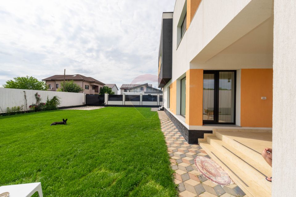 House - Villa 4 rooms in Pantelimon Magic Lake, Cernica forest