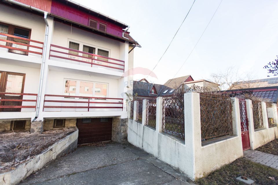 Casă elegantă cu 3 dormitoare, living spațios, mansarda, garaj