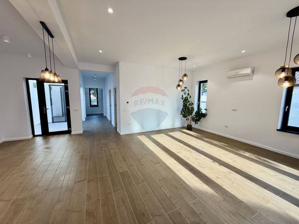 Casă / Vilă cu 4 camere de vânzare în zona Nord