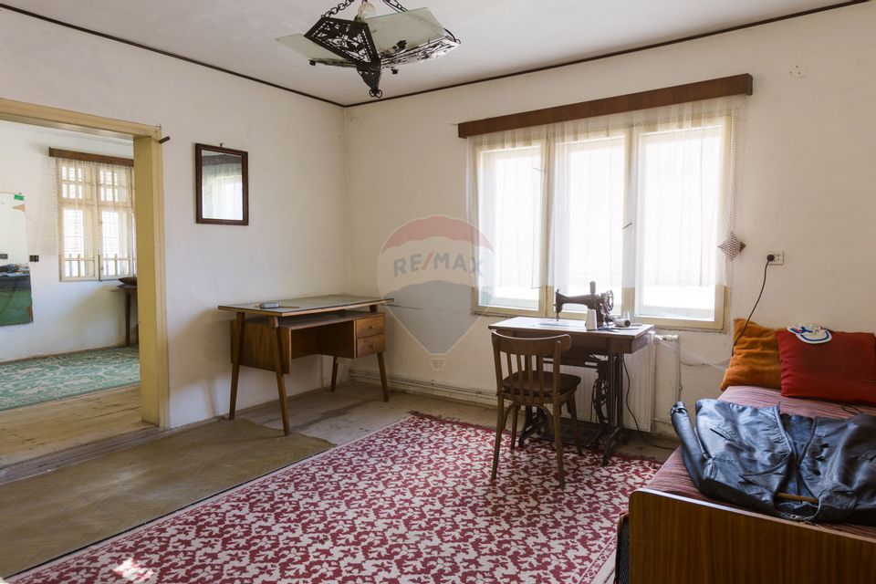 Doua Case de vanzare cu 5 camere + 3 camere,  stradal in Bran!