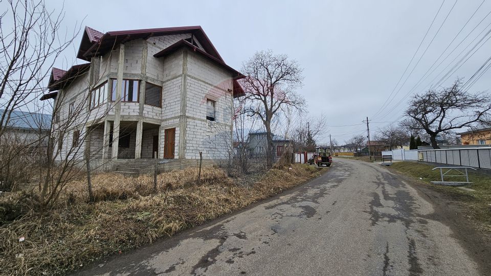 Casă / Vilă cu 12 camere, teren intravilan de 2869mp în Siminicea, SV