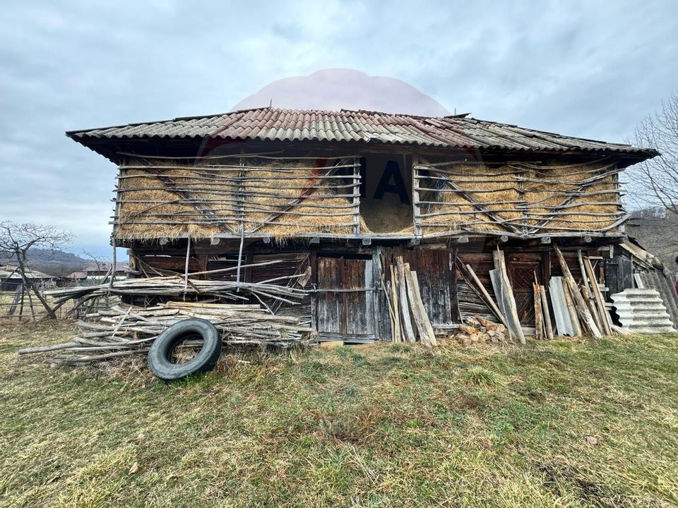 Teren generos in Aninoasa, înconjurat de natura