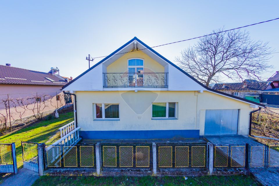 DE VANZARE Proprietate  în Țicău – douǎ case cu livadă și gospodărie
