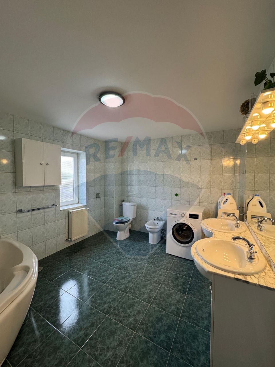 Casă / Vilă cu 10 camere de vânzare în zona Braytim