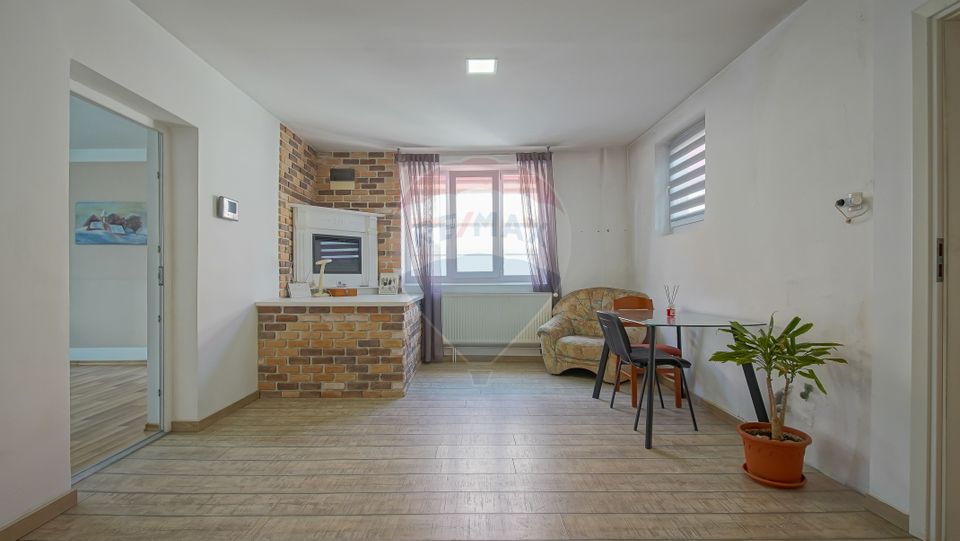 8 room House / Villa for sale, Aurel Vlaicu area