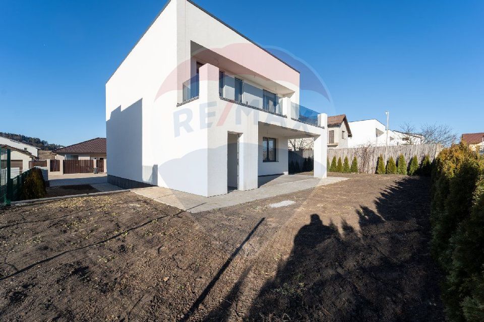 Casă Modernă de Vânzare în Sânpetru