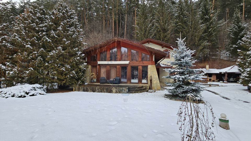 Vilă de lux cu 4 camere de vânzare în Câmpulung Moldovenesc, Suceava