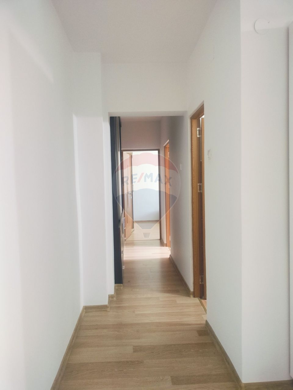 Apartament cu trei camere în zona Vitrometan- de inchiriat