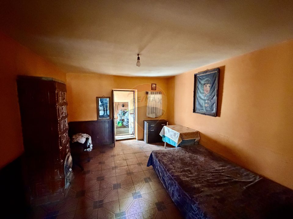 Casă cu 4 camere si teren 7727 mp Blidari