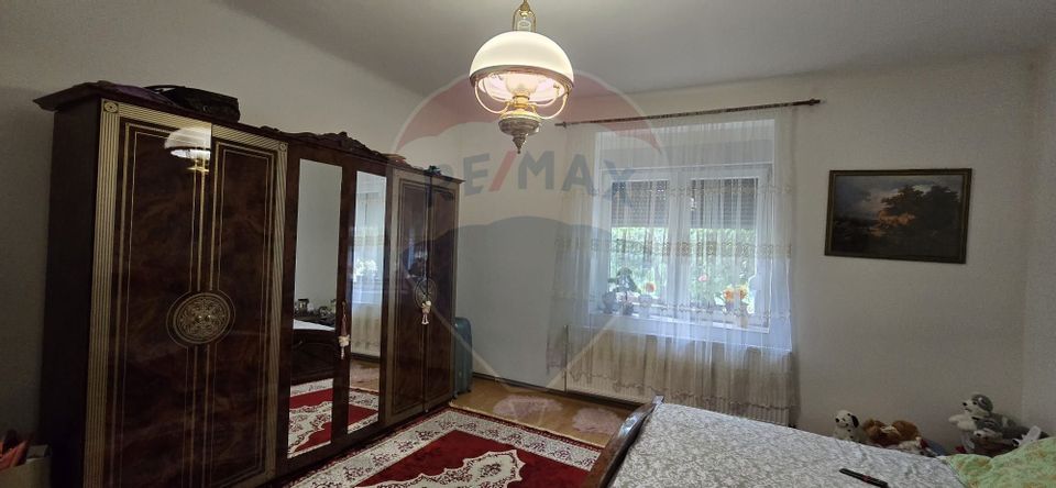 Casă / Vilă de vanzare cu 3 camere central Chisineu Cris