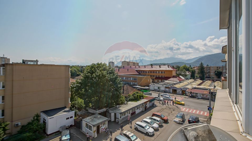 REZERVAT | Garsonieră decomandată | Zona Tractorul | De renovat