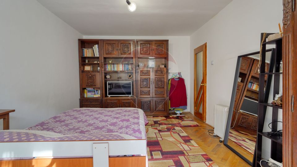 Apartament cu 4 camere de vânzare în zona Judetean